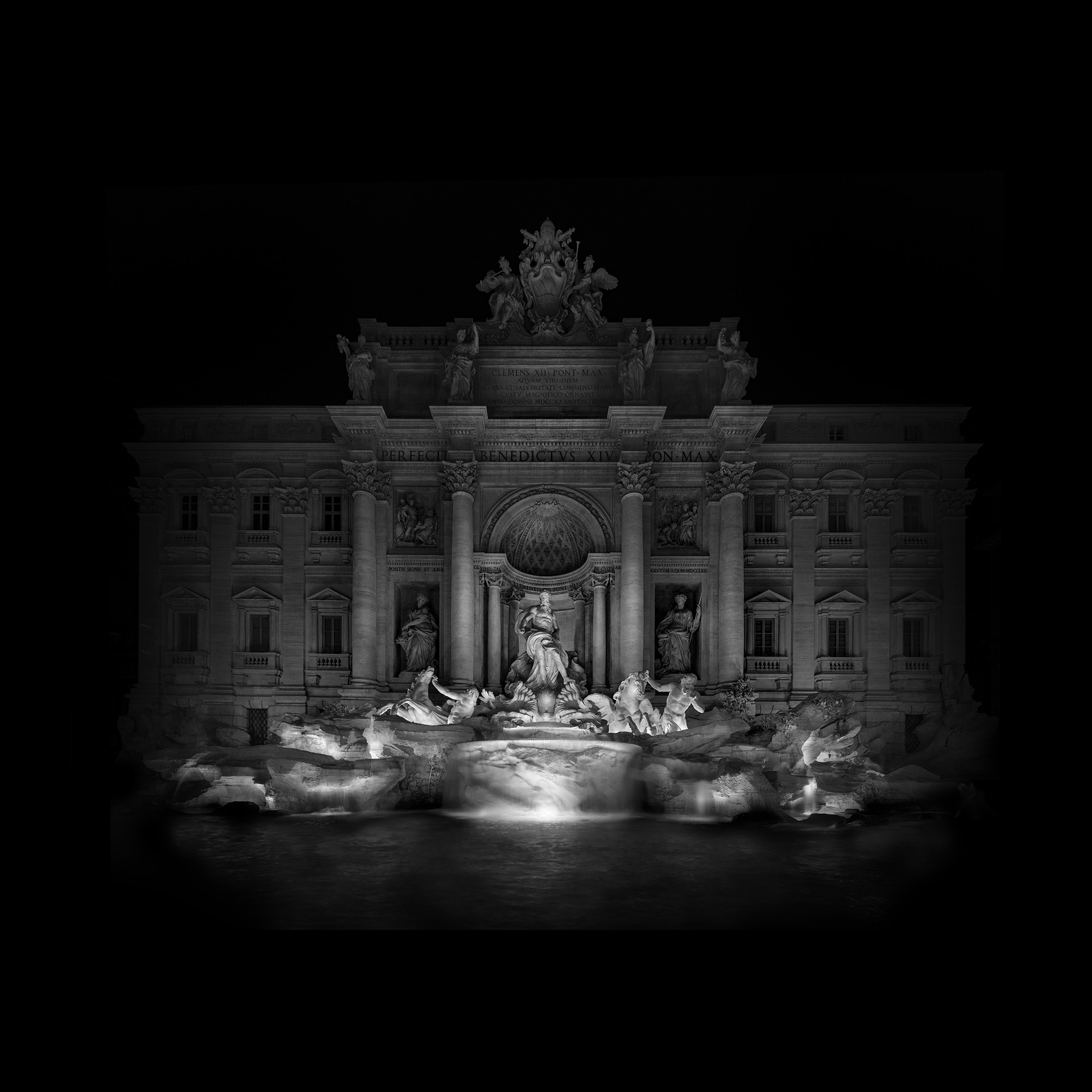 Photographie de nuit en noir et blanc de la Fontaine de Trevi par Piredda, photographe d'architecture italien.
